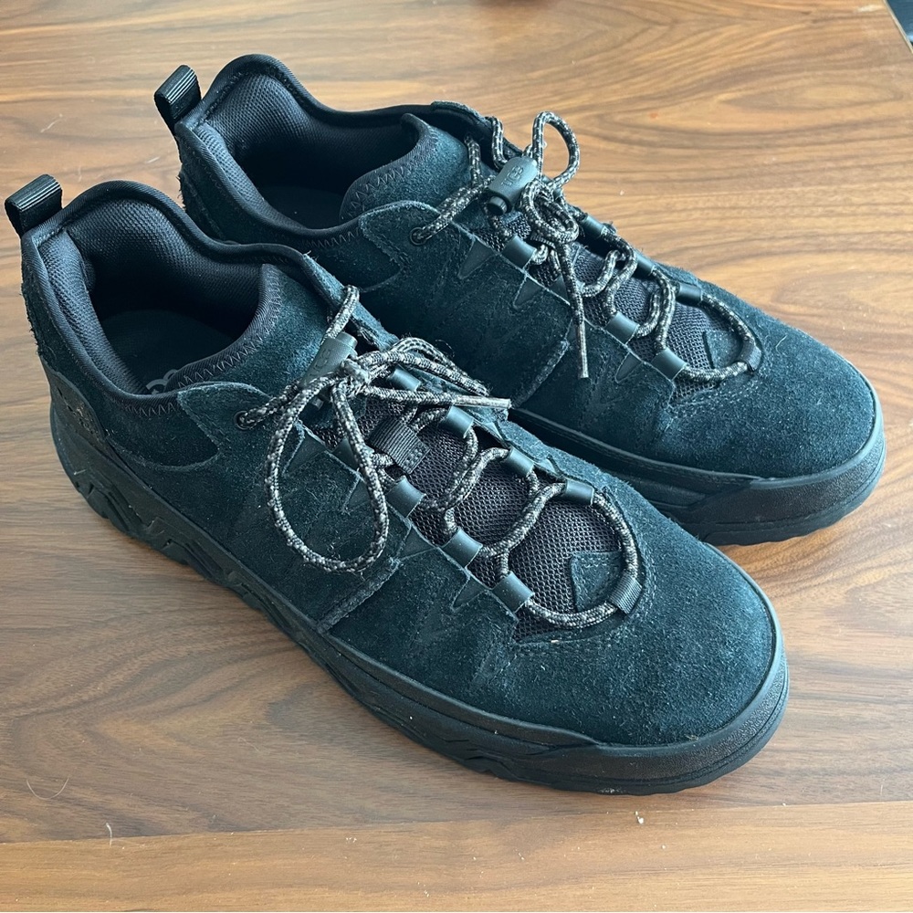 UGG CAPTRAIL LOW BLACK WATERPROOF SUEDE SHOES SNEAKERS, MEN US 10.5